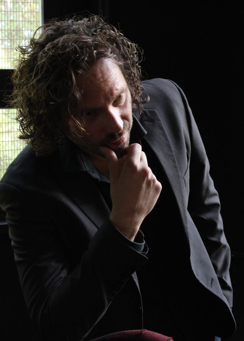 Simone Toni (Forlimpopoli, 23 marzo 1980) è un attore teatrale e regista teatrale italiano.