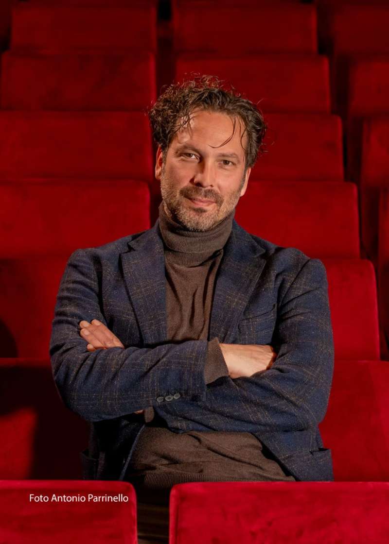 Simone Toni (Forlimpopoli, 23 marzo 1980) è un attore teatrale e regista teatrale italiano.